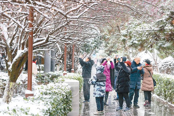 貴州貴陽民眾在景區拍攝雪景。