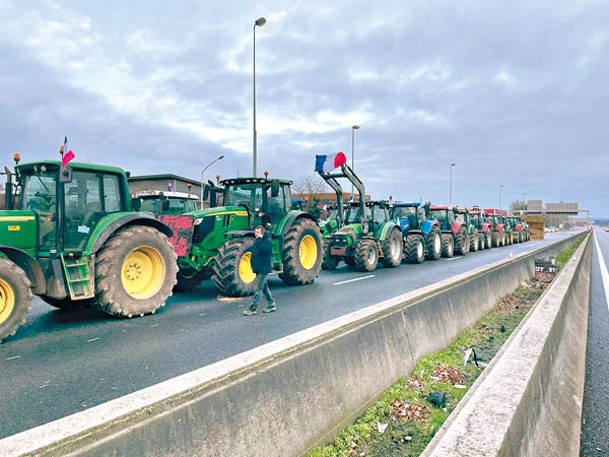 農用車輛參與封堵巴黎郊外道路的行動。