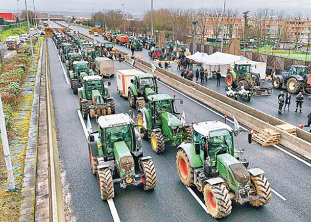 農民封堵巴黎郊外的道路。