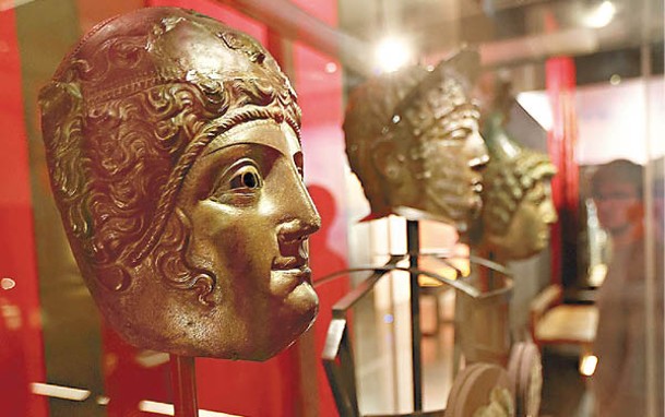 展覽展出了青銅騎兵頭盔等珍貴文物。（Getty Images圖片）