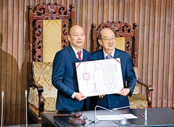 韓國瑜（左）當選立法院長。右為游錫堃。