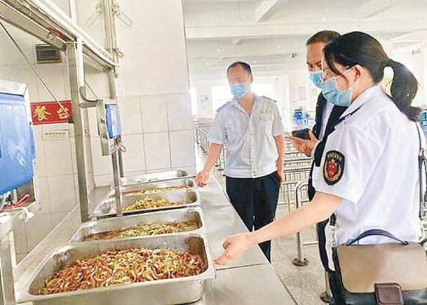 富源縣政府派人檢查聚餐食物。