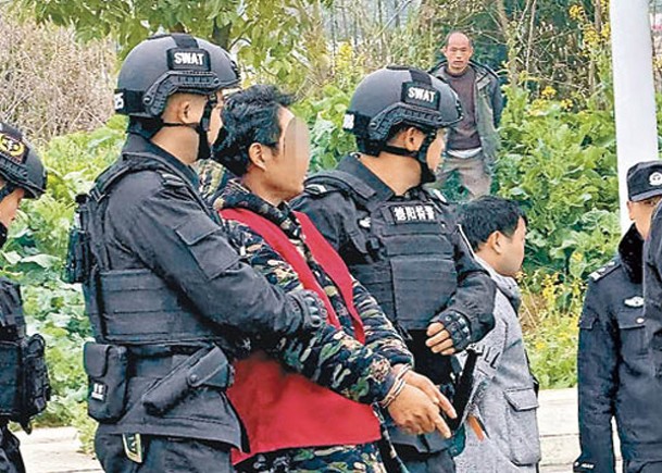 警方在廣元經開區抓獲李小龍（中）。