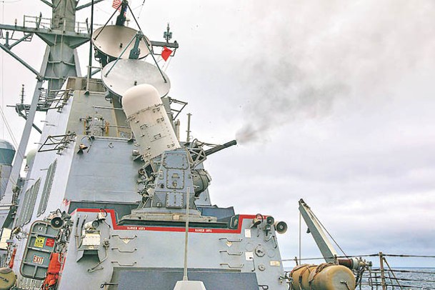 美國神盾驅逐艦格雷夫利號的方陣快炮向目標開火。
