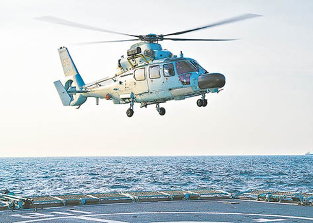 中國驅逐艦烏魯木齊號派出直升機警戒巡邏。