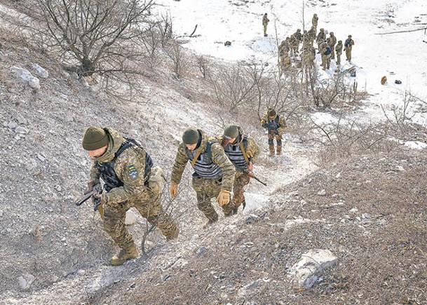 烏克蘭士兵在國內東部地區訓練（Getty Images圖片）