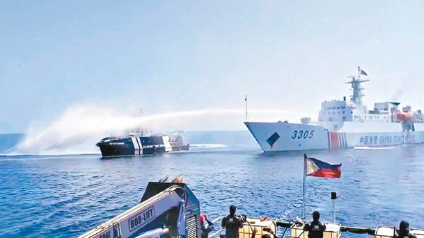 中國海警船（右）發射水炮阻止菲律賓船隻接近黃岩島。