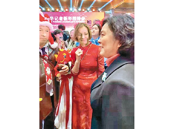 華春瑩（右）希望外國記者客觀公正報道中國。