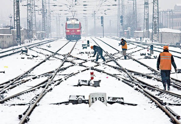 湖北：武漢列車路軌被積雪覆蓋。（Getty Images圖片）