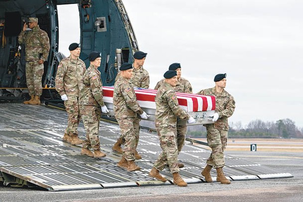陣亡美國士兵莫菲特的遺體運抵多佛空軍基地。