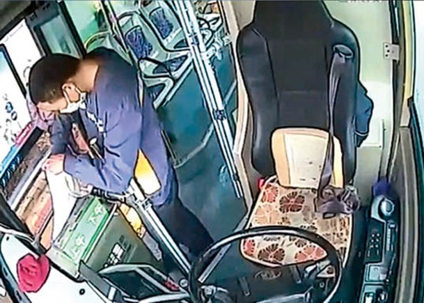 王硯田在巴士發現裝有人民幣現金的手袋。