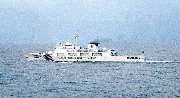 中國海警船在釣魚島海域巡邏。