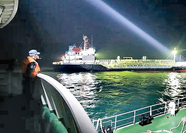上海海警局巡查可疑船隻。