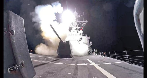 美國海軍神盾驅逐艦發射戰斧陸攻巡航導彈，空襲也門叛軍青年運動目標。