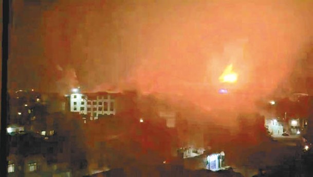 也門被空襲地點爆炸，冒出火球。
