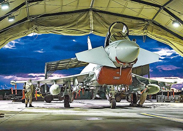 英國皇家空軍戰機在塞浦路斯裝載彈藥，準備飛往也門空襲叛軍青年運動。