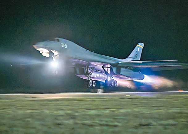 美國空軍B1B超音速轟炸機從德州起飛，準備空襲敍利亞及伊拉克。