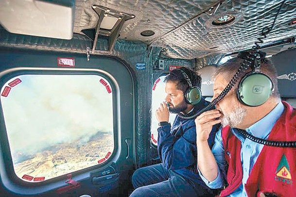 智利總統博里奇（左）在上空視察災情。