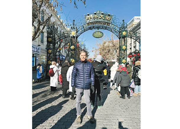 伯恩斯到訪哈爾濱體驗冰雪遊。