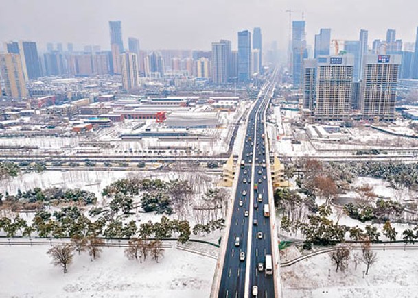 湖北：武漢市農曆新年前迎來大雪。（中新社圖片）