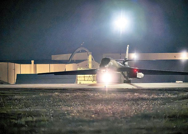 美國B1B超音速轟炸機準備從戴斯空軍基地起飛。