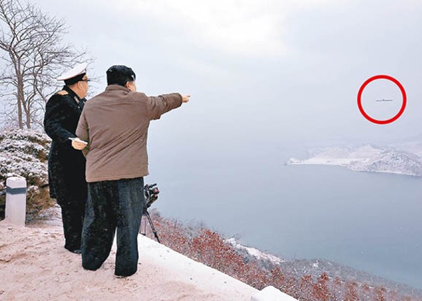 北韓領袖金正恩（右）視察巡航導彈試射（紅圈）。