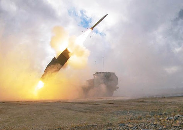 美國向烏克蘭援助高機動火箭系統。