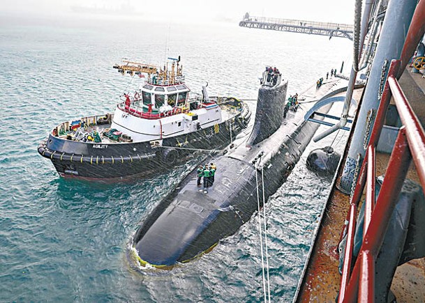 埃默里‧S‧蘭德號（右）補給維珍尼亞級攻擊核潛艇密蘇里號（中）。