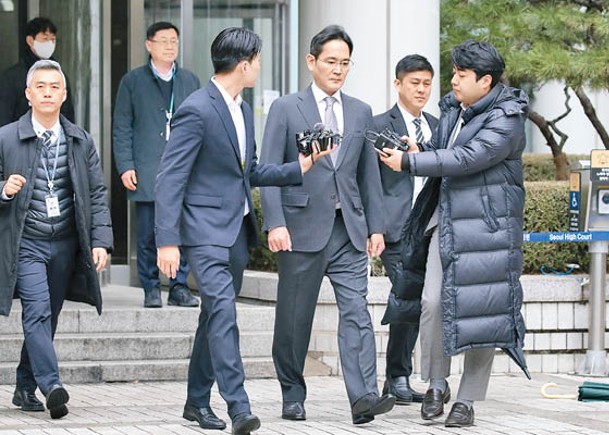 李在鎔（右三）離開法院時未回應記者提問。（Getty Images圖片）