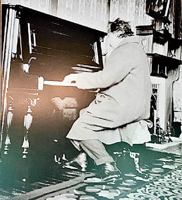 愛因斯坦曾在奈良酒店彈琴。（黑白圖片）