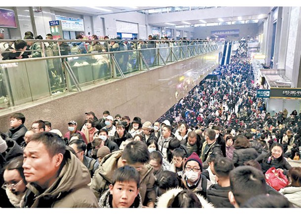 湖北武漢受冰凍雨雪天氣影響，部分春運旅客滯留火車站。（中新社圖片）