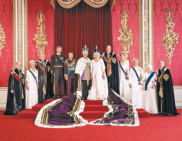 英王（中左）去年正式加冕；圖為他與主要王室成員合照。