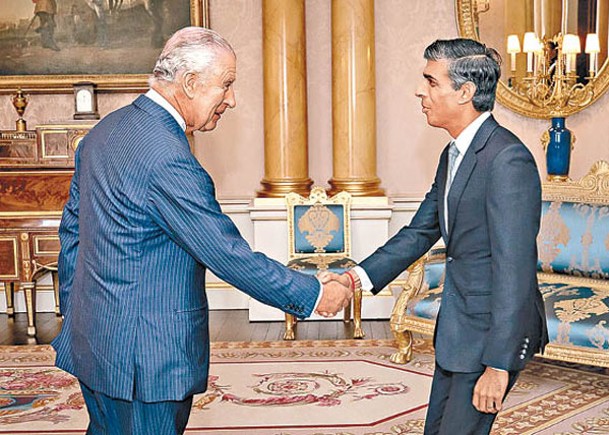 英王（左）邀請辛偉誠（右）出任首相及組建政府。（Getty Images圖片）