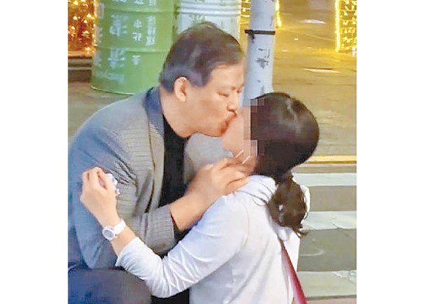 謝靜華在街邊醉吻年輕女子。