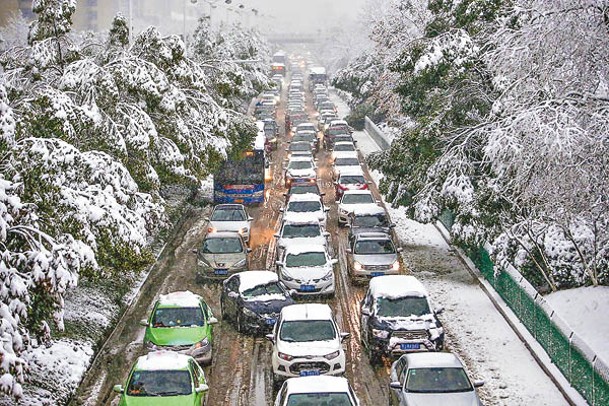 多地高速公路因大雪塞車。