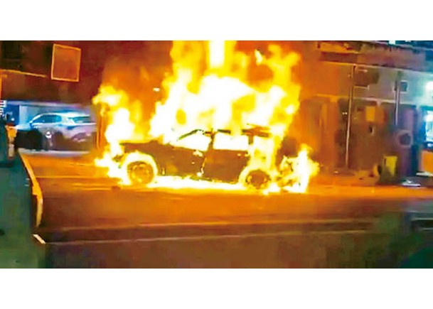 目標汽車在巴格達遭導彈擊中後起火。