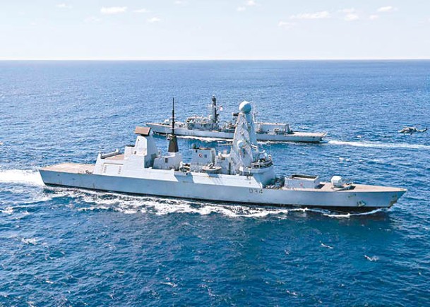 英國驅逐艦鑽石號（前）在紅海向護衞艦里士滿號（後）移交護航任務。