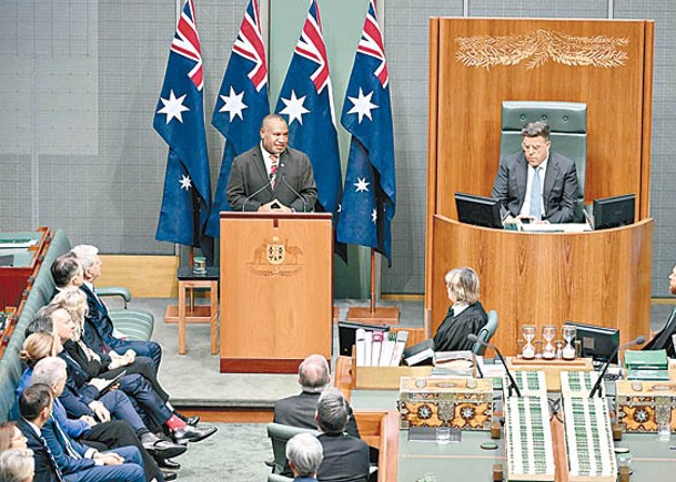 馬拉佩（後左）在澳洲聯邦國會發表講話。