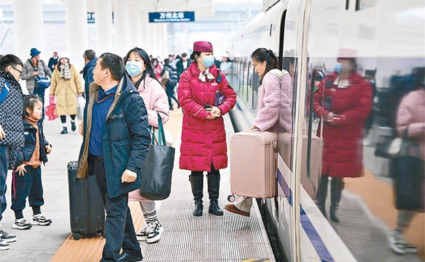 大批民眾一早乘搭高鐵回鄉過年。