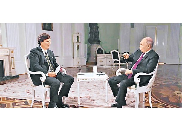 卡爾森（左）在莫斯科專訪普京（右）。