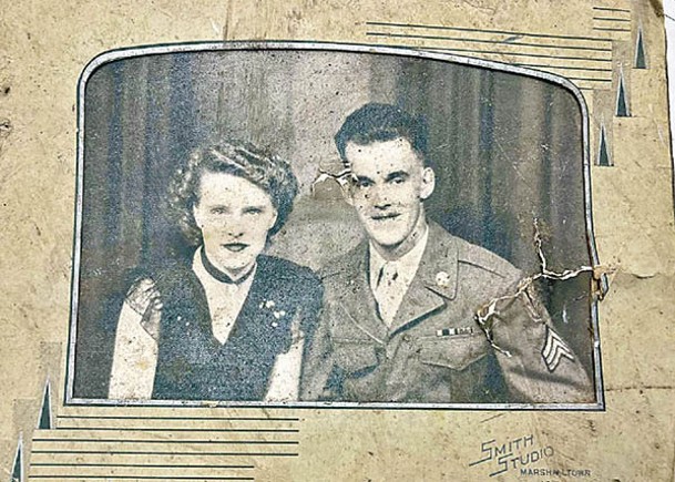 湯普金斯外祖母（左）和外祖父（右）的舊照。