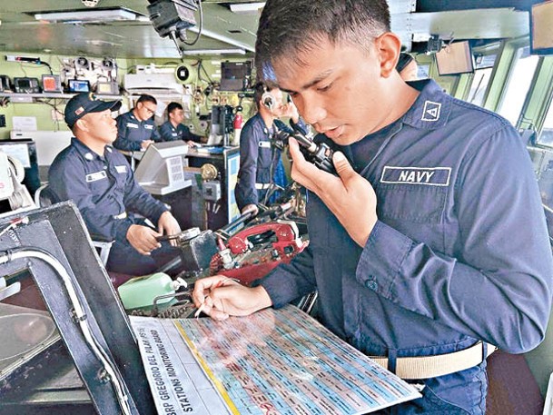 葛雷戈里奧‧德爾‧皮拉爾號官兵在南海與美國海軍執行海上合作活動。