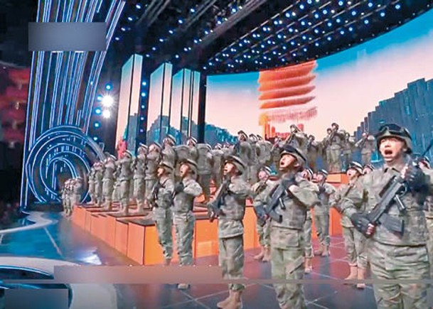 解放軍士兵在春晚舞台上手持步槍進行表演。