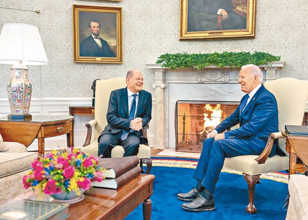 拜登（右）在白宮會見到訪的紹爾茨（左）。