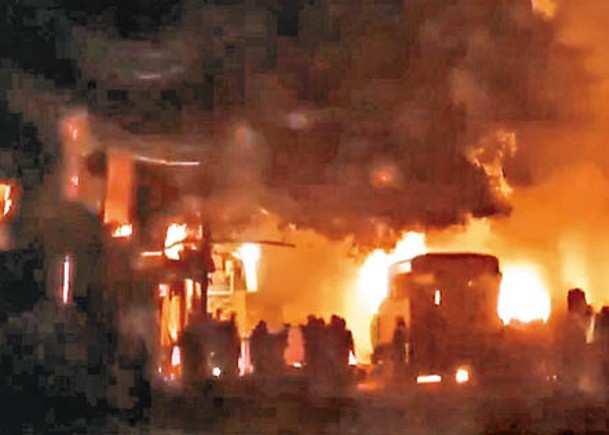衝突導致建築物及汽車起火。