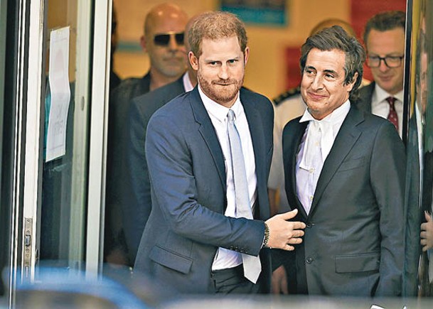 哈利（左）獲舍伯爾內（右）協助取得賠償。<br>（Getty Images圖片）