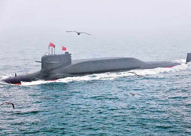 中國094型戰略核潛艇參與海上閱兵活動。