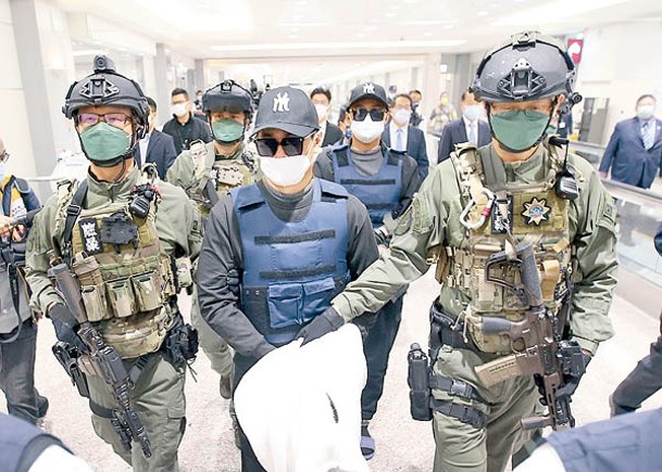 通緝犯從中國大陸押解回台灣。（中時電子報圖片）