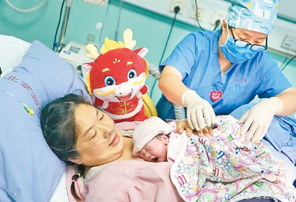 上海多家醫院迎來龍寶寶。