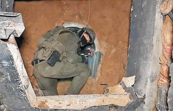 以色列士兵率領記者進入哈馬斯隧道。